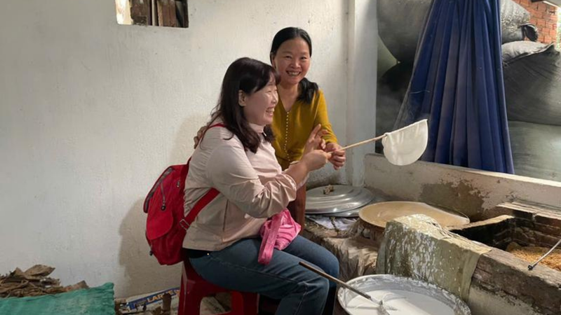 Trải nghiệm tráng mỳ Quảng và làm bánh đập (5)